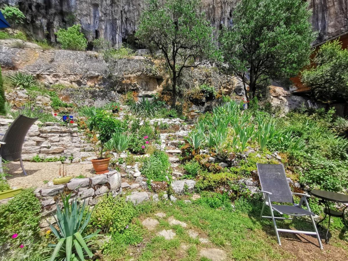 Un Jardin Dans La Falaise Cabrerets