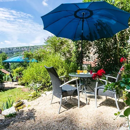 Gites Un Jardin Dans La Falaise Cabrerets Exterior foto